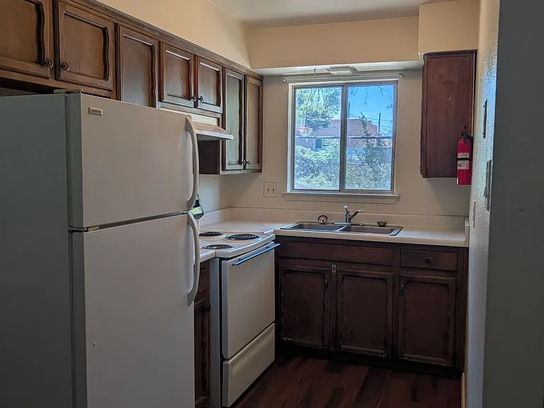 510-512 Valencia Dr SE — Photo 3