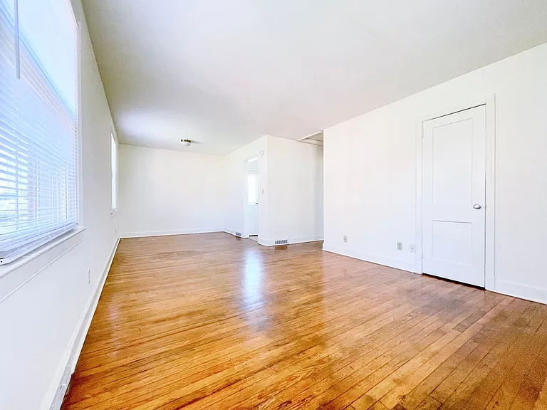 Latham Park Manor — Photo 8