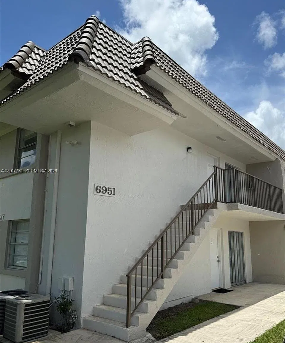 Greentree Condo — Photo 1