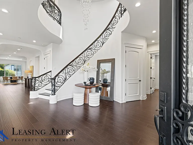 5011 Hayvenhurst Ave #5011 — Photo 4