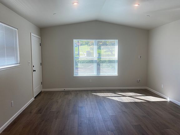 4th image of 15105 Arnold Dr