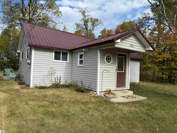 202 Cottage St, Kingsley, MI 49649