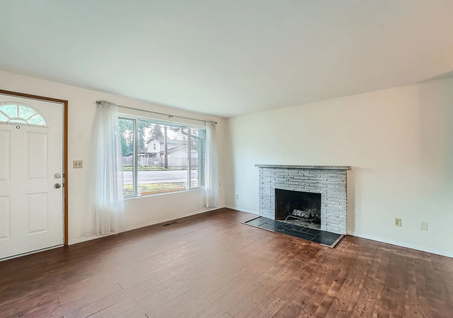 3bed/2bath Home with Fully Fenced Yard & Bonus Loft in Auburn! — Photo 2