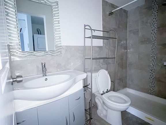 3rd image of 2224 Summer St #10955442