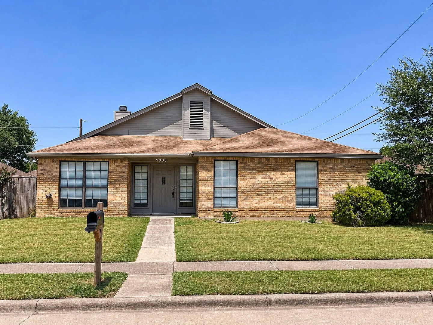 Gorgeous 3 bedroom House for rent in Irving! — Photo 2