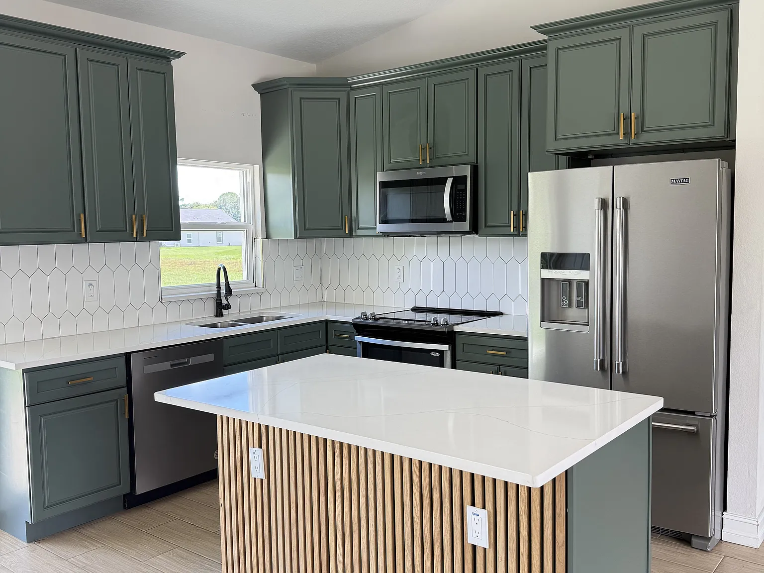 3 bed, 1025 sqft, $2,400 — Photo 3