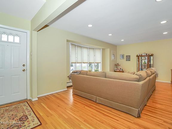 3rd image of 40 Parkway Dr