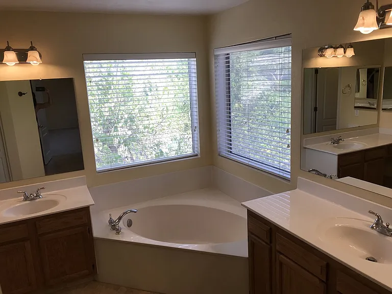 1710 W Houston Ave — Photo 19