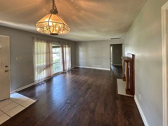 3rd image of 604 Cardinal Ln