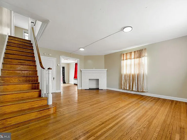 293 Wabash Ave — Photo 3