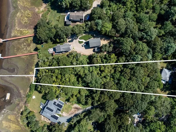 39 Mattapoisett Neck Rd, Mattapoisett, MA 02739