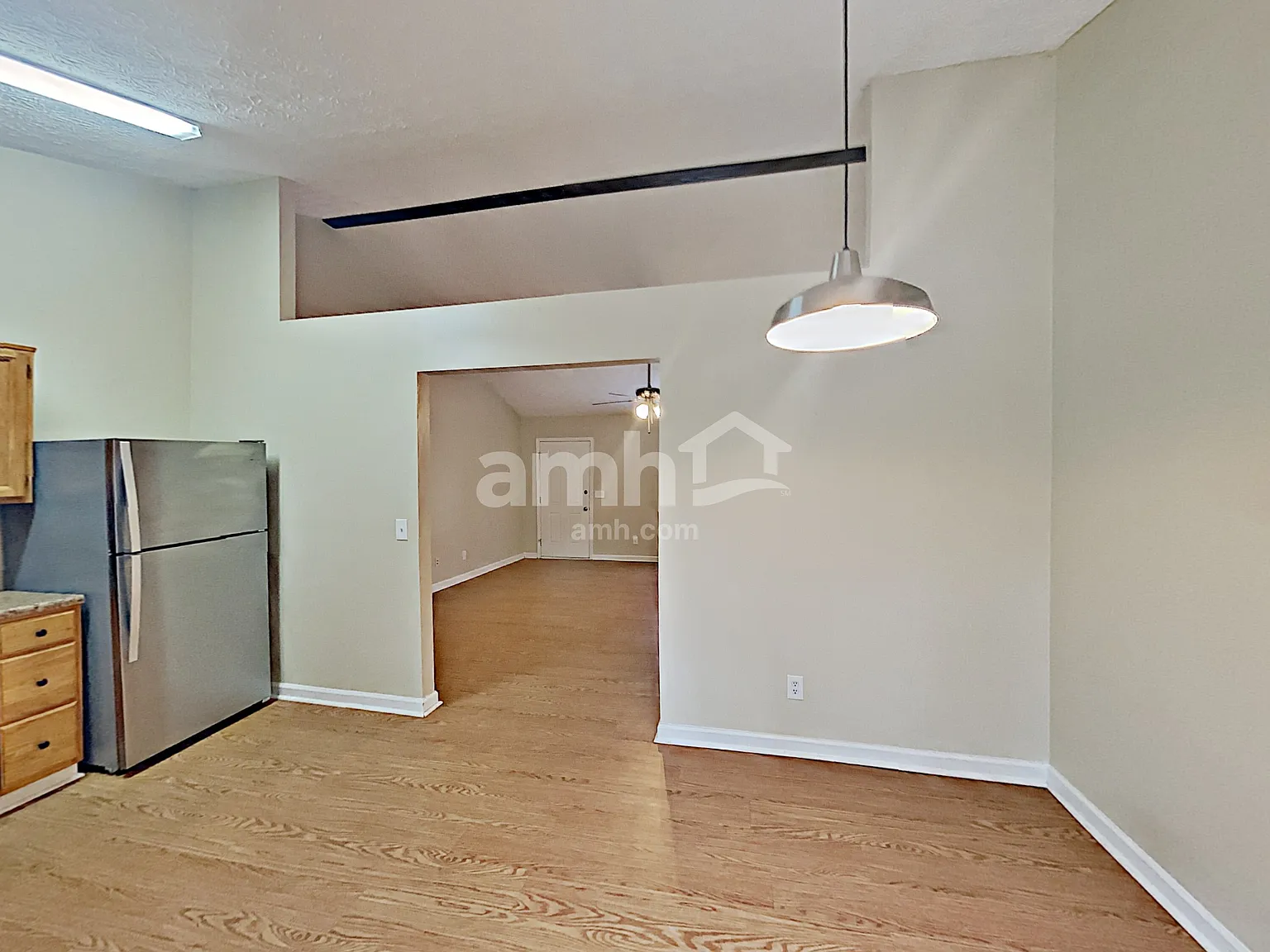3 bed, 2.0 bath, 1196 sqft, $2,055 — Photo 4