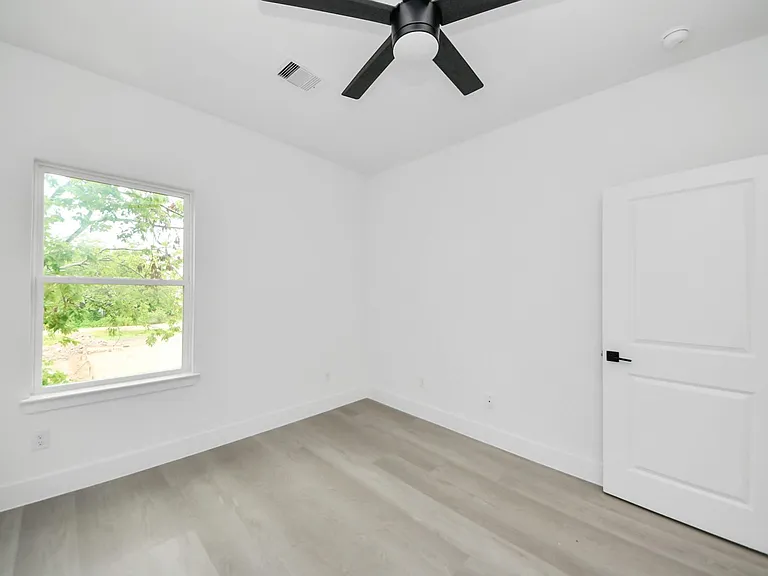 8218 Lawler St — Photo 5