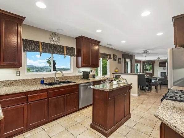 220 Journeys End, Vista, CA 92083