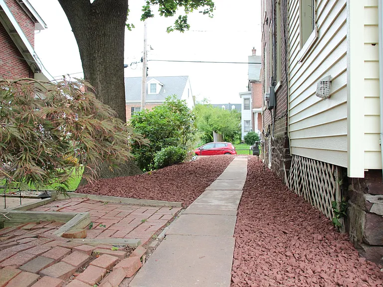 46 Franklin Ave — Photo 3