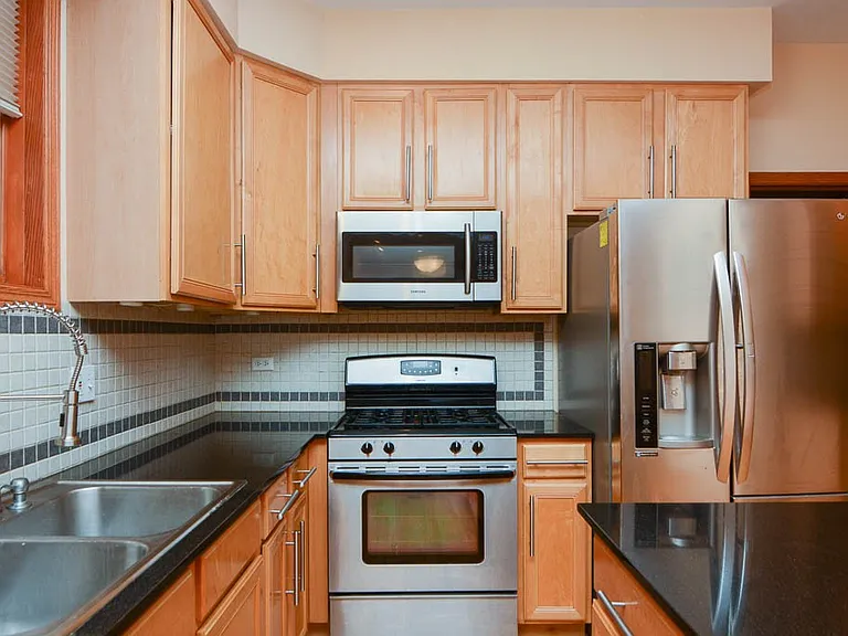 1720 W Augusta Blvd #2 — Photo 4