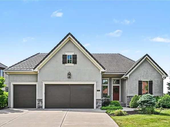 8245 Westlake Dr, Parkville, MO 64152