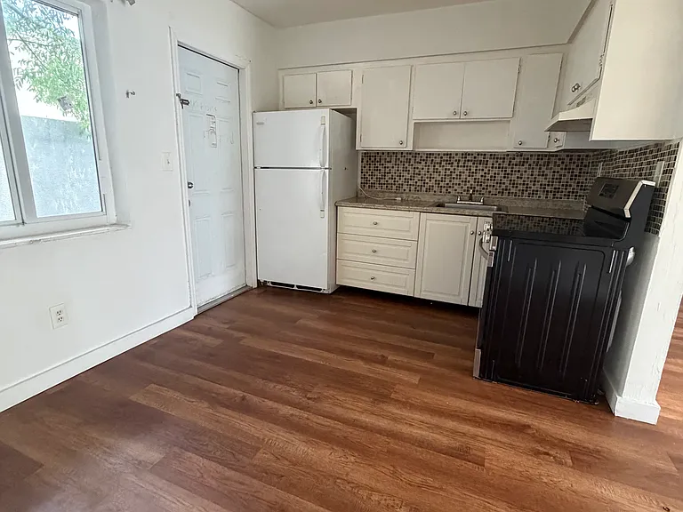 18 SW 10th St #B — Photo 5