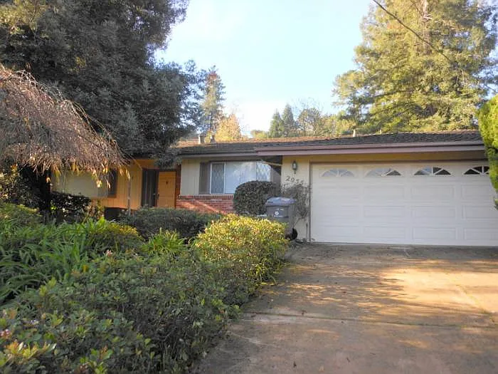 2055 Trafalgar Pl photo 1