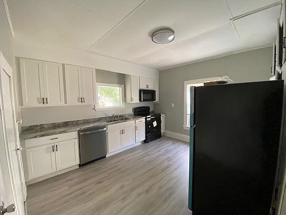 5th image of 302 Farmer St