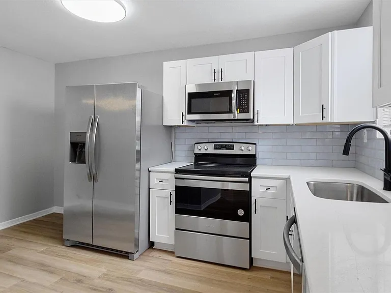 2406 E Clark St — Photo 35