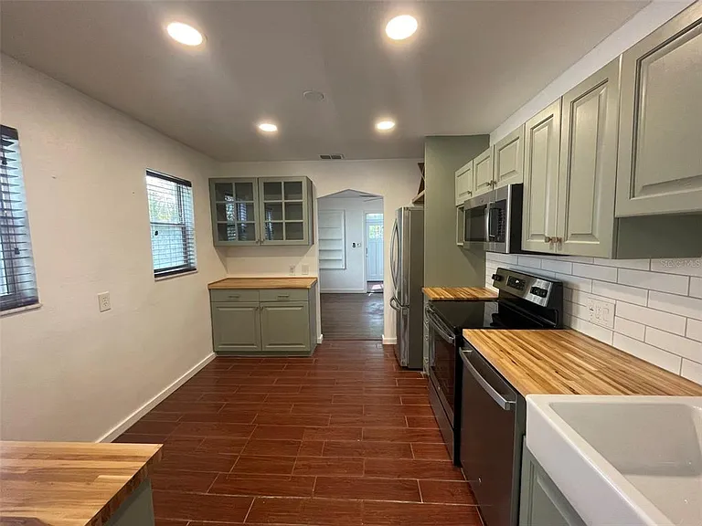 4221 Burlington Ave N — Photo 9
