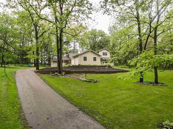 10719 Watters Forest Dr, Dubuque, IA 52003
