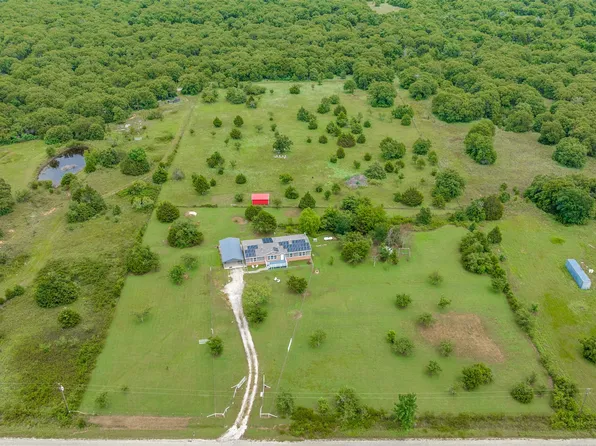 223 Slayden Dr, Sunset, TX 76270