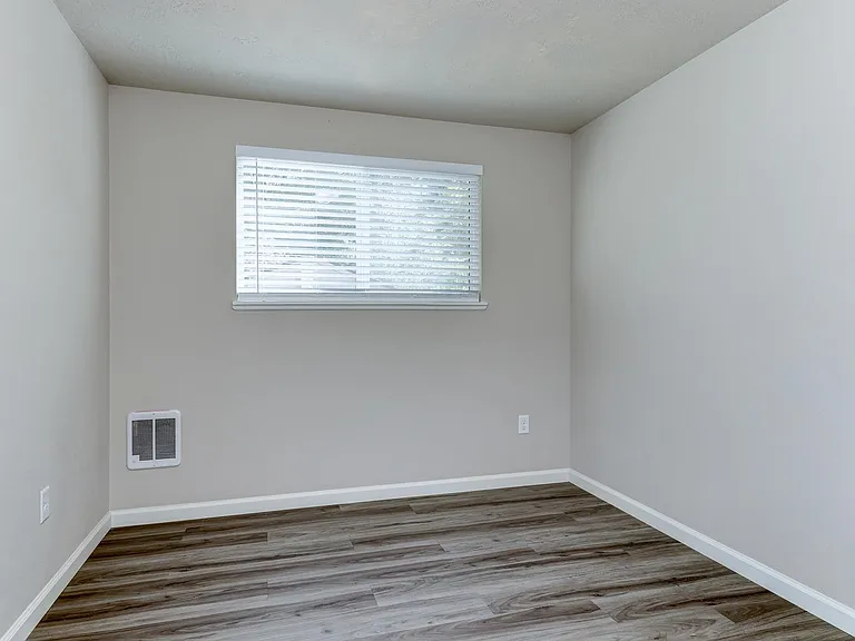 Beautifully Renovated 2 Bed, 1 Bath Townhouse Available July 1st! — Photo 13