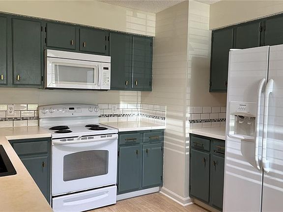 5th image of 1806 Gates Dr W