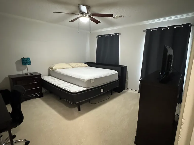 2nd bedroom with recently replaced carpet