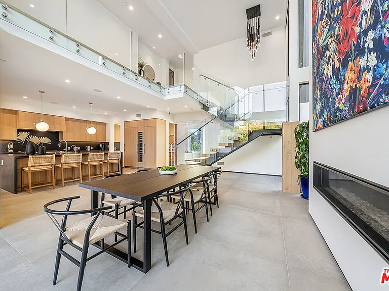 200 N Doheny Dr — Photo 49