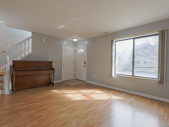3rd image of 1654 River View Dr