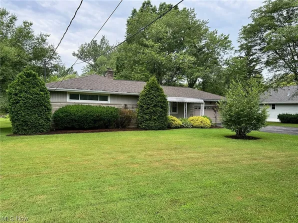 10490 Briar Hill Dr, Kirtland, OH 44094