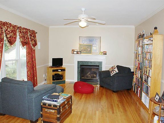 3rd image of 10 Dennis Dr