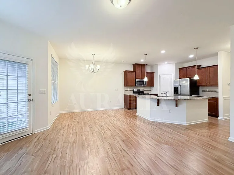 907 Saratoga Dr — Photo 11