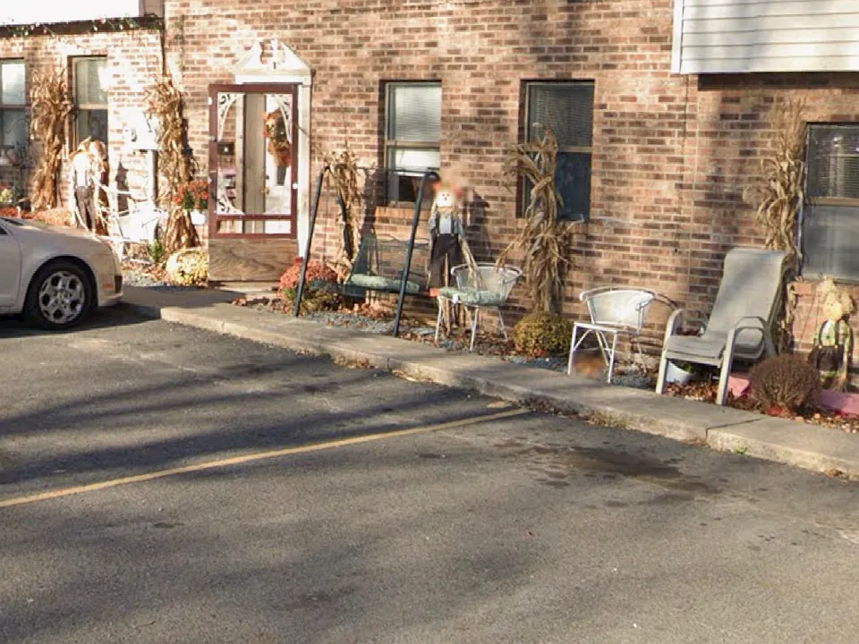 27 Garnet Ln