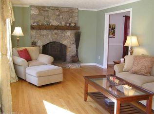 4 Country Club Dr, Meriden, CT 06450