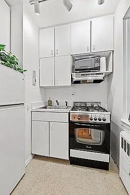 3rd image of 240 E 46th St APT 3J