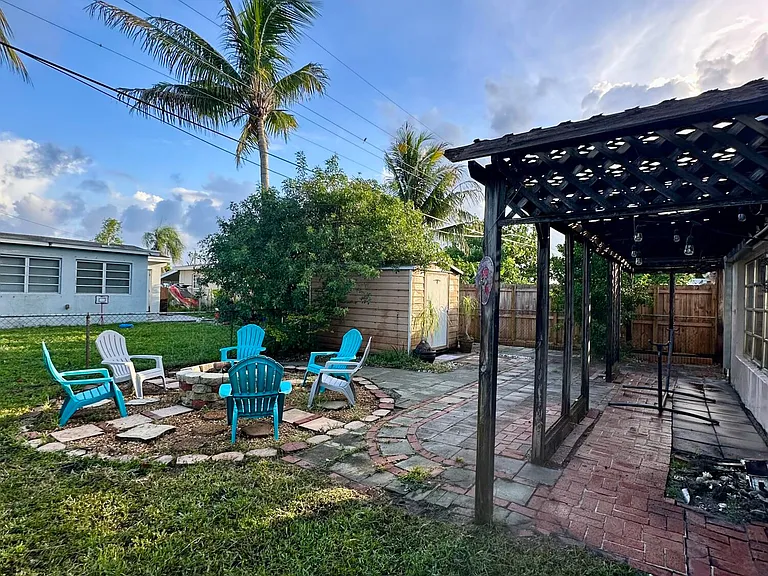 7000 SW 11th St — Photo 43