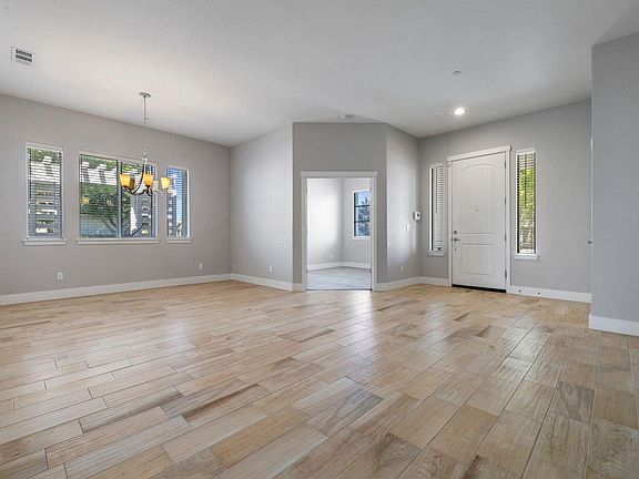 4th image of 1126 Gardenia Ct