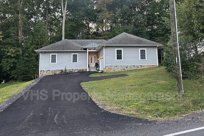 2400 Lakeview Pkwy photo 1