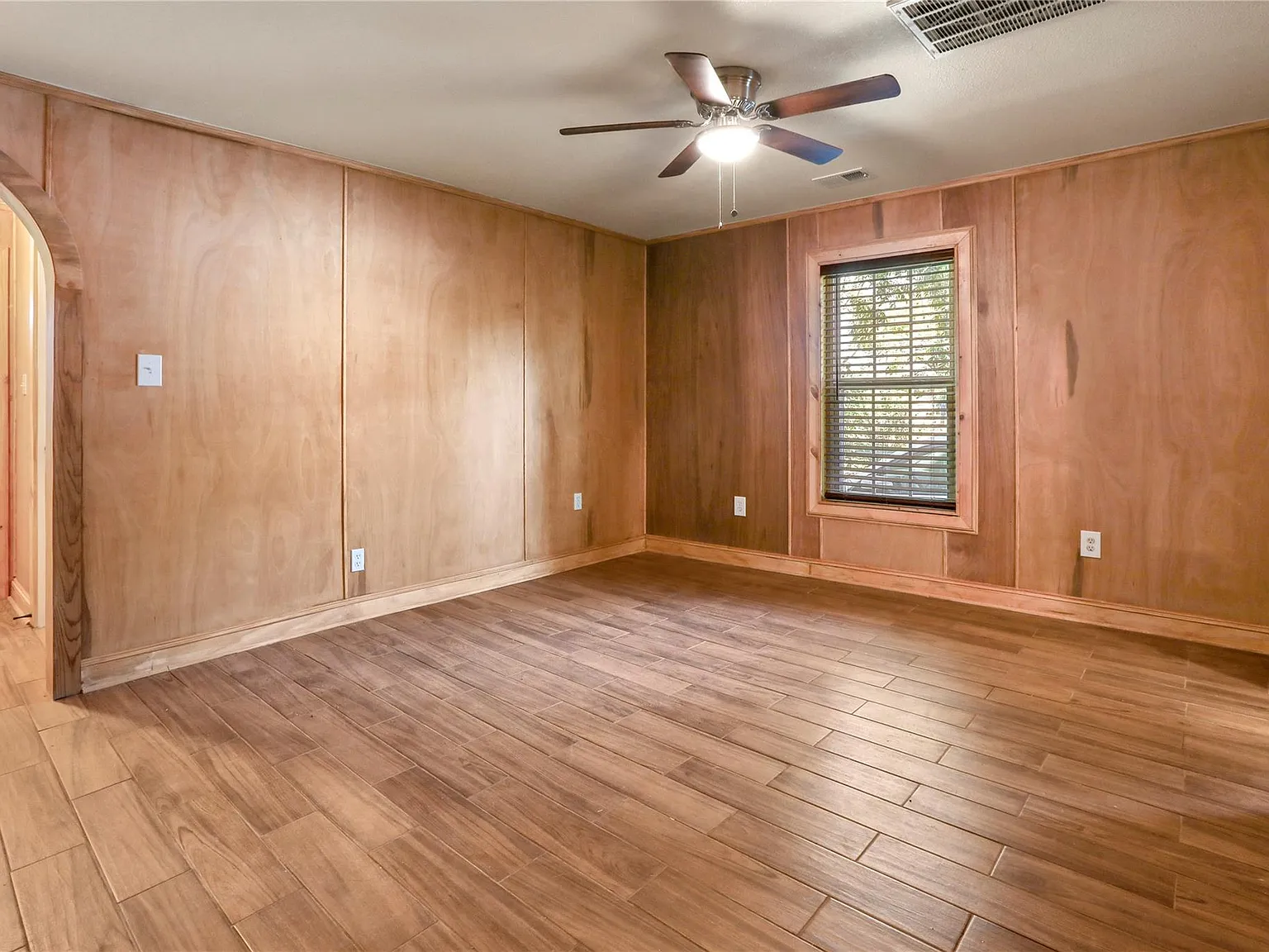 4 bed, 2.0 bath, 952 sqft, $1,699 — Photo 2