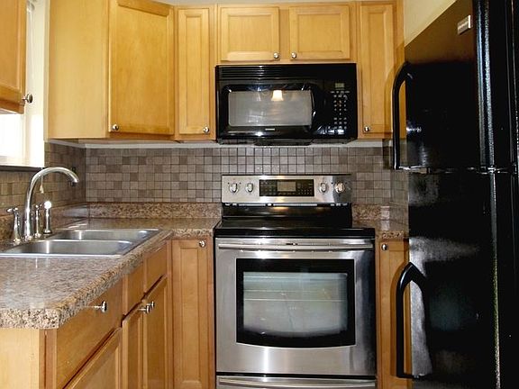 5th image of 12037 Des Moines Memorial Dr S APT 2