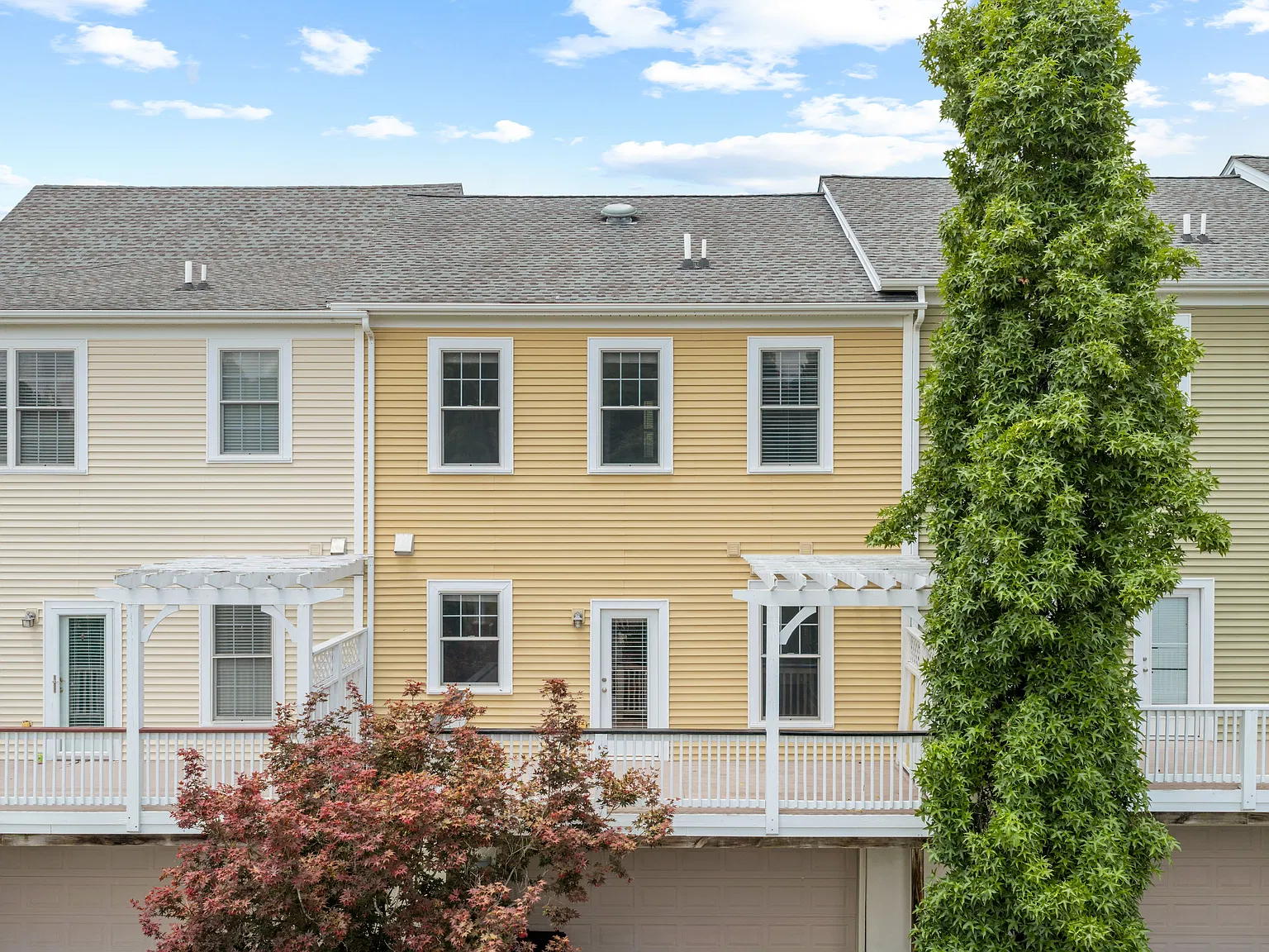 3 bed, 2.5 bath, 1696 sqft, $2,350 — Photo 3
