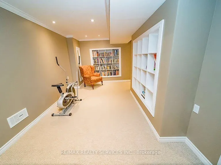 993 Huffman Cres — Photo 18