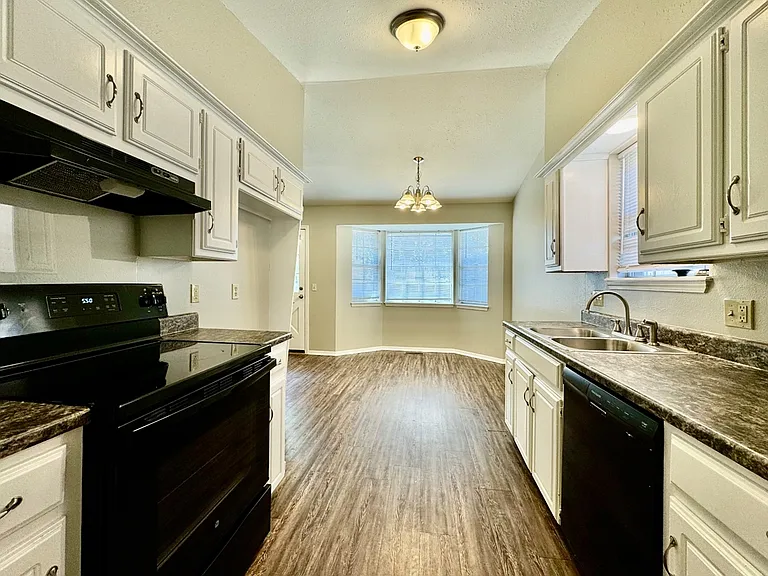 1006 Richmond St — Photo 12