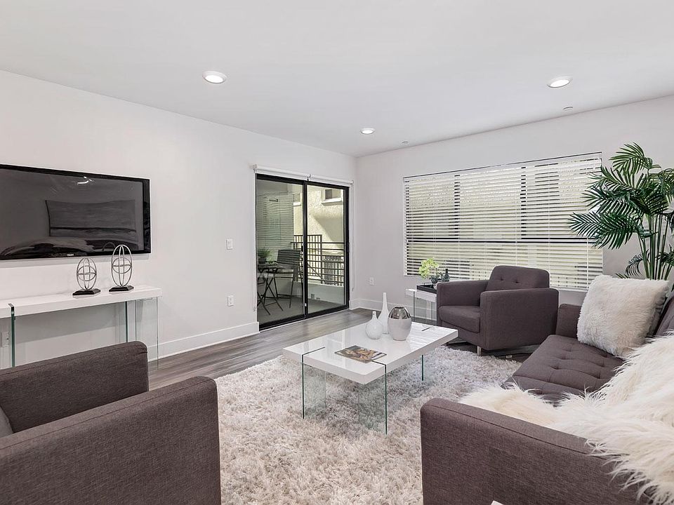 1st image of 5030 Rosewood Ave #304