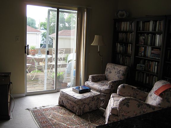 2nd bedroom with deck