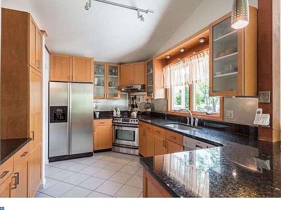 Sleek, Euro-style Kitchen!